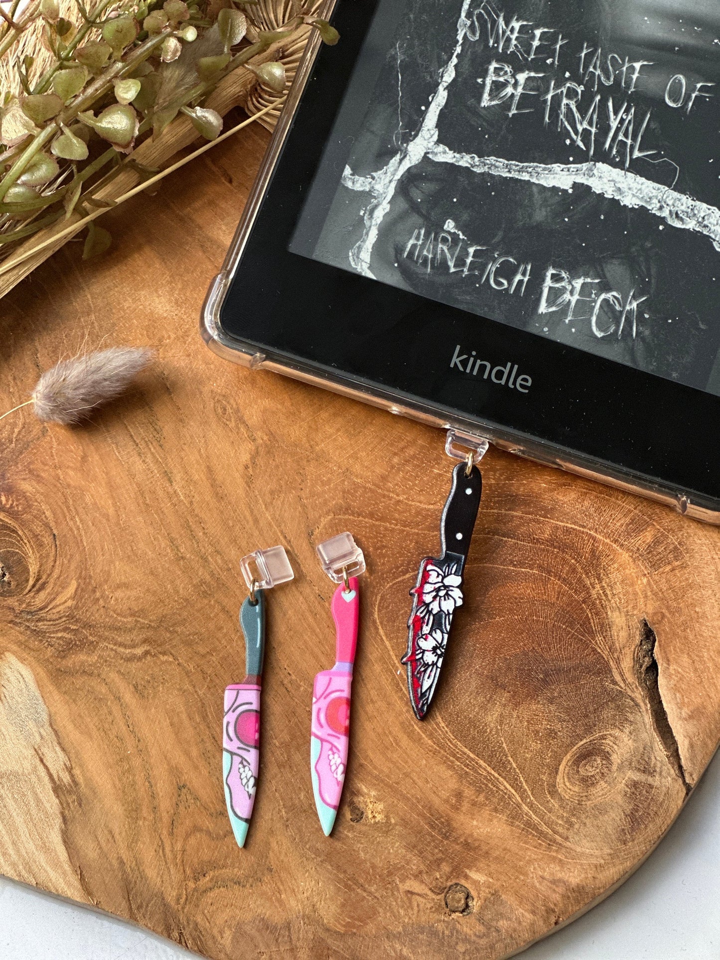 Kindle-bedel skull knife | Bookish | kindlecharm | Boekachtig cadeau | Kindle-accessoires | kindleaccessoires | USB-C-stekker | gift