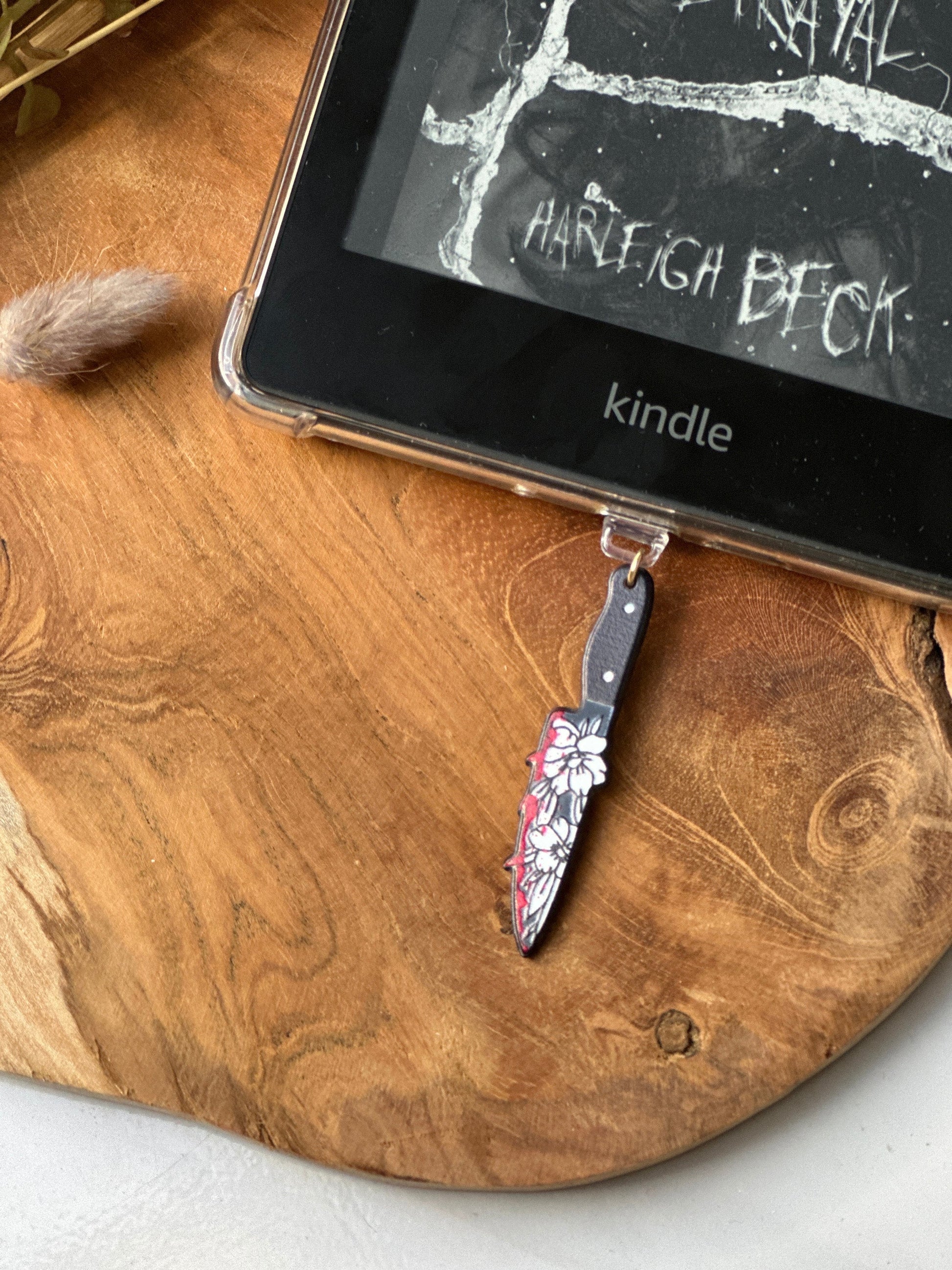 Kindle-bedel skull knife | Bookish | kindlecharm | Boekachtig cadeau | Kindle-accessoires | kindleaccessoires | USB-C-stekker | gift