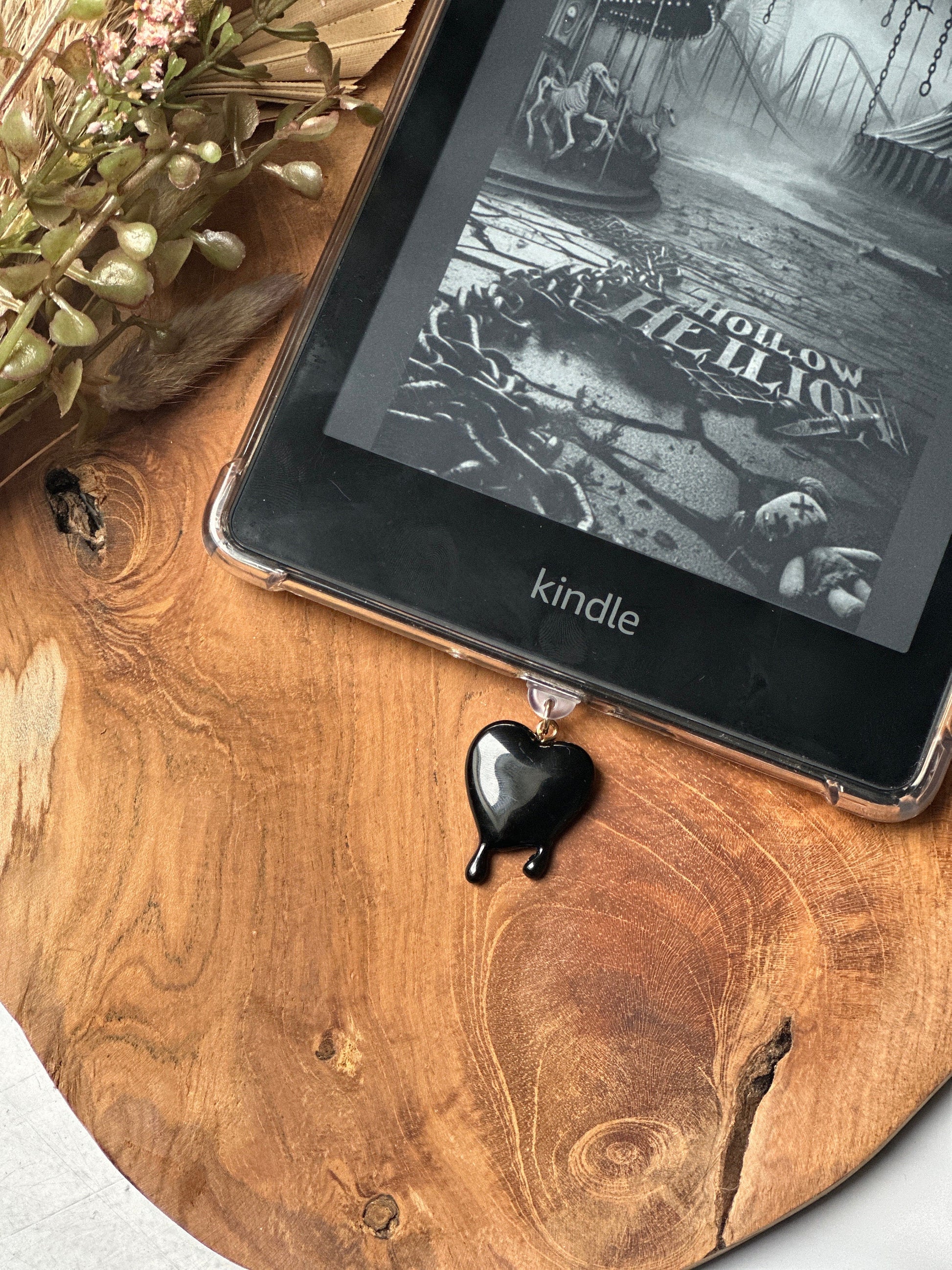 Kindle-charm dripping heart | Bookish | kindlecharm | Boekachtig cadeau | Kindle-accessoires | kindleaccessoires | USB-C-stekker | gift