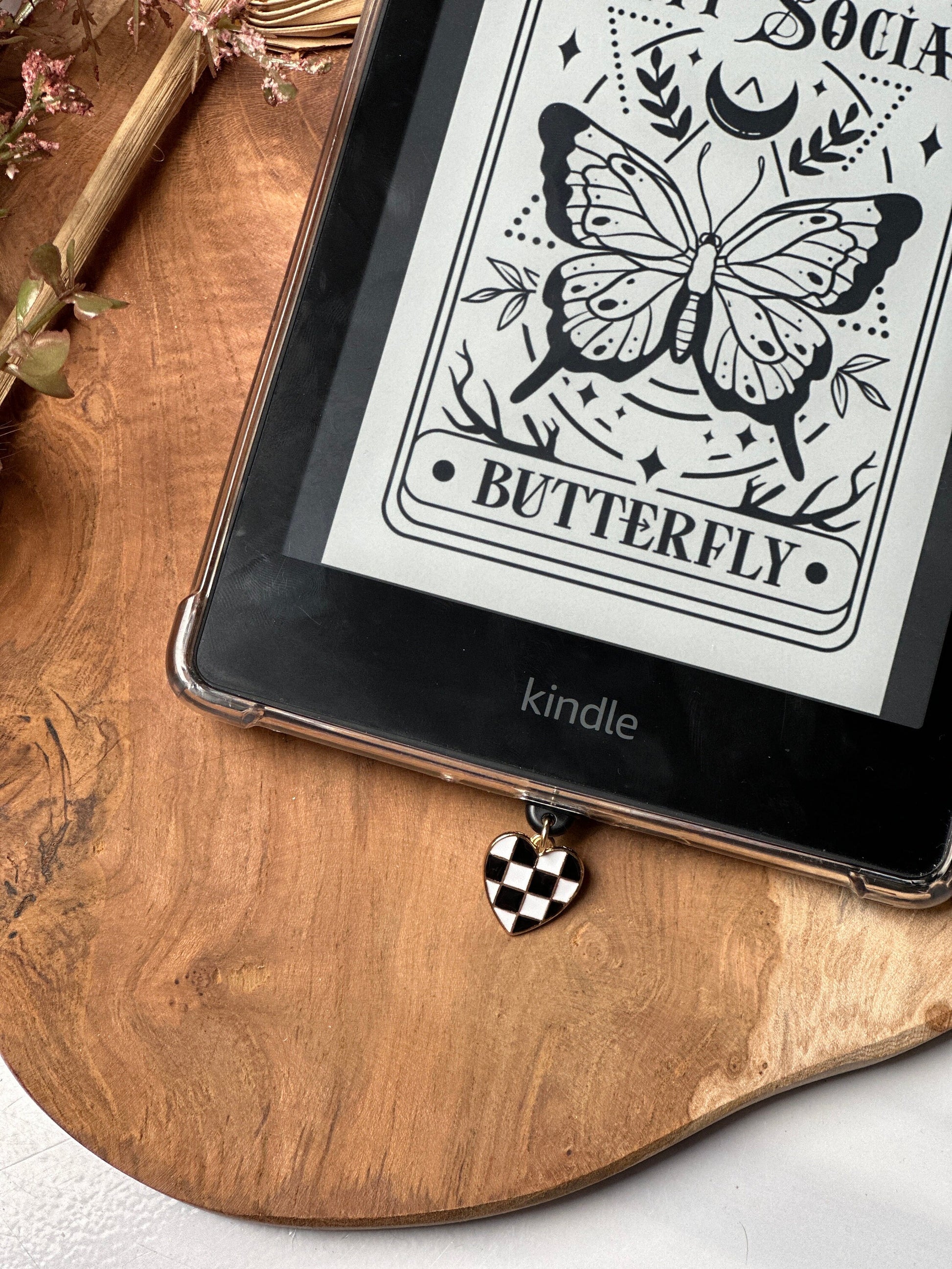 Kindle / kobo black & white heart | Bookish | kindlecharm | Boekachtig cadeau | Kindle-accessoires | kindleaccessoires | USB-C-stekker