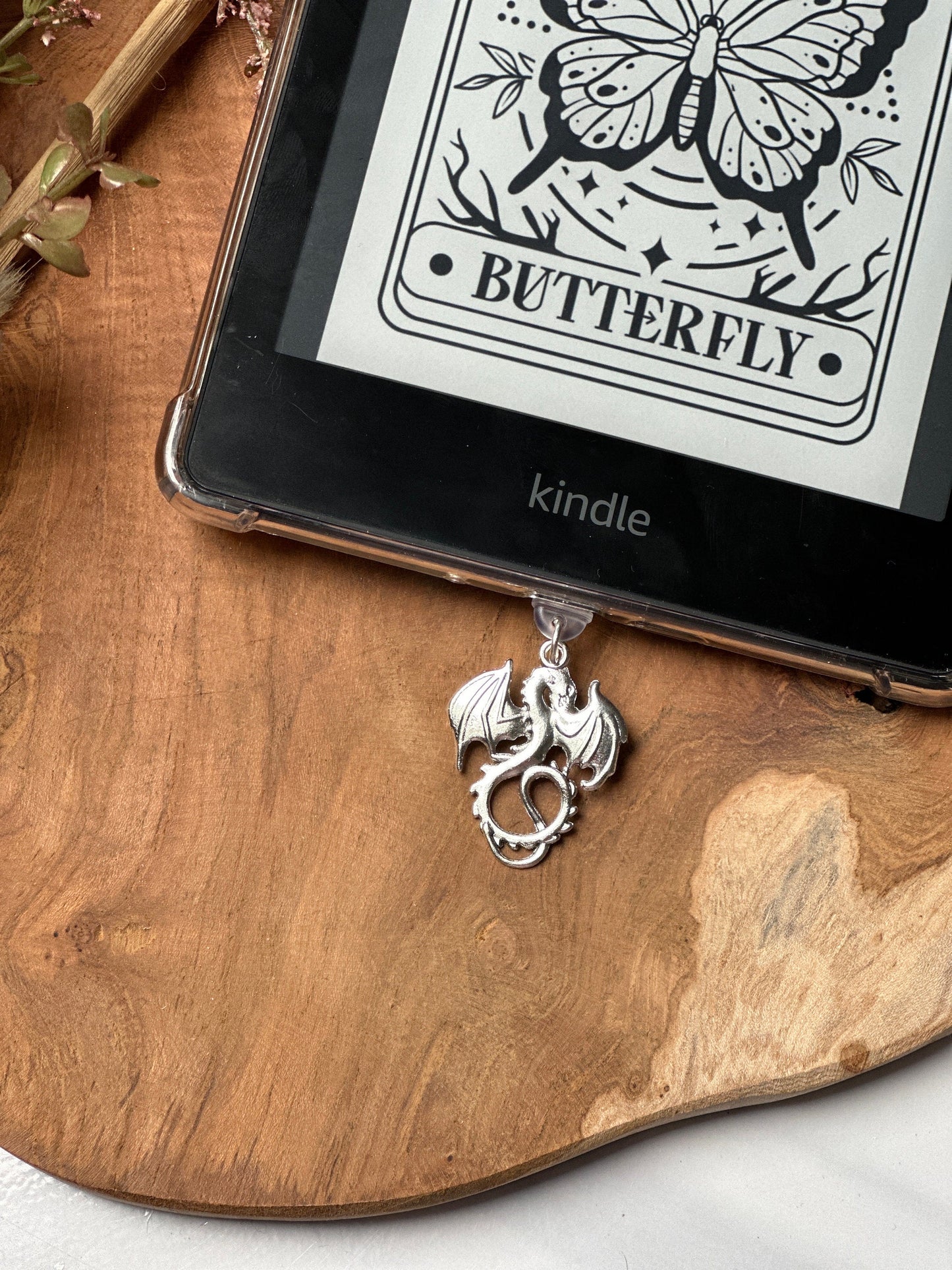 Kindle / kobo silver dragon | Bookish | kindlecharm | Boekachtig cadeau | Kindle-accessoires | kindleaccessoires | USB-C-stekker | gift