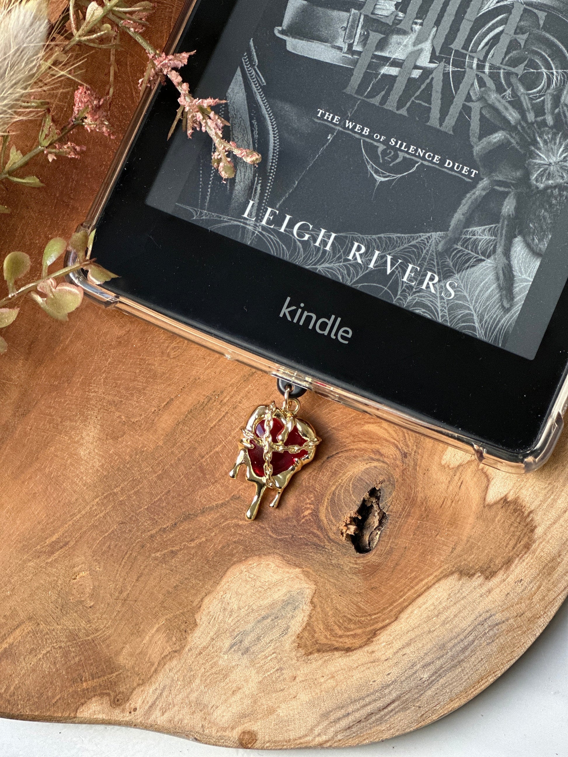 Kindle-bedel spooky season | Bookish | kindlecharm | Boekachtig cadeau | Kindle-accessoires | kindleaccessoires | USB-C-stekker | gift |