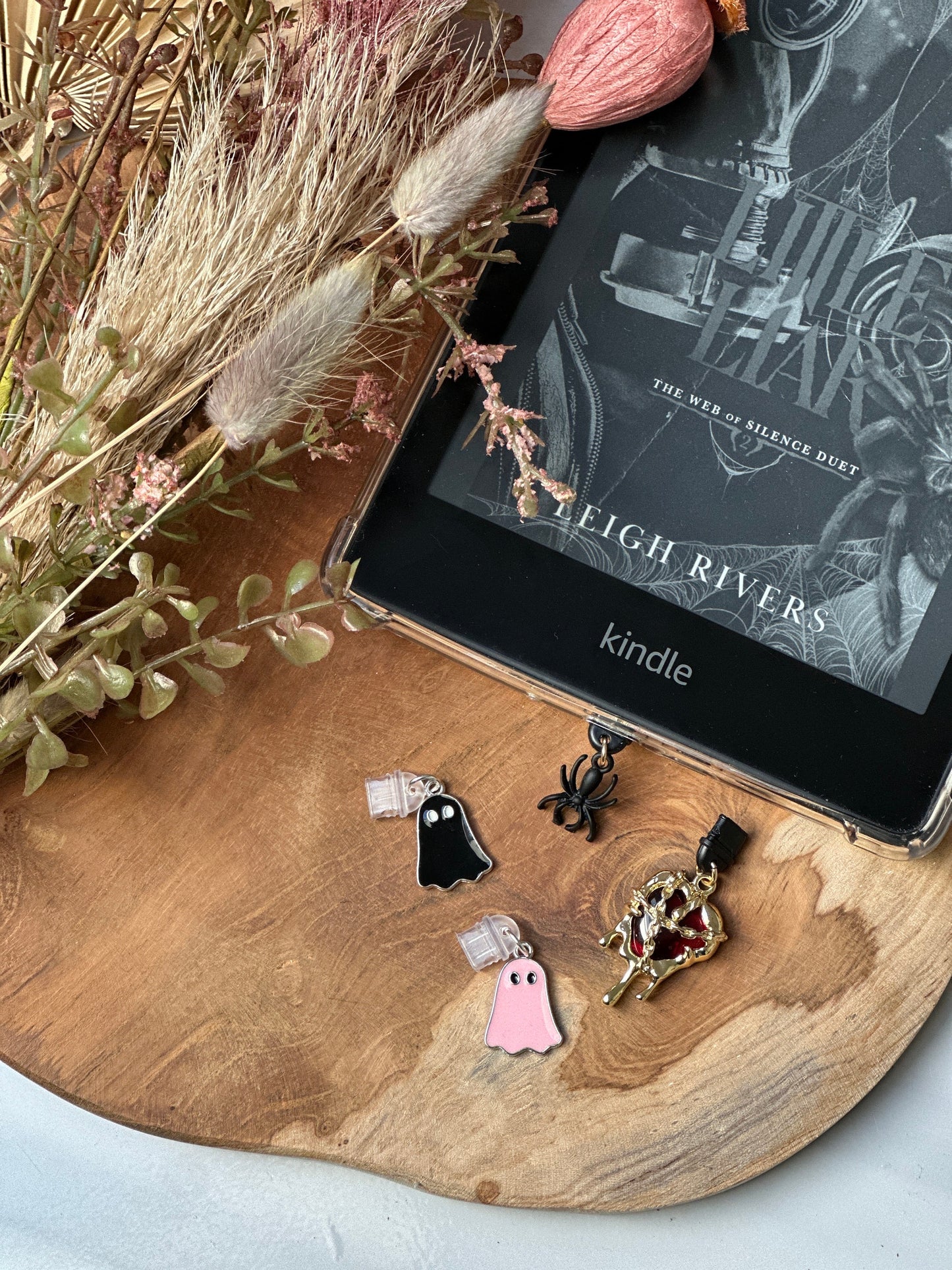 Kindle-bedel spooky season | Bookish | kindlecharm | Boekachtig cadeau | Kindle-accessoires | kindleaccessoires | USB-C-stekker | gift |