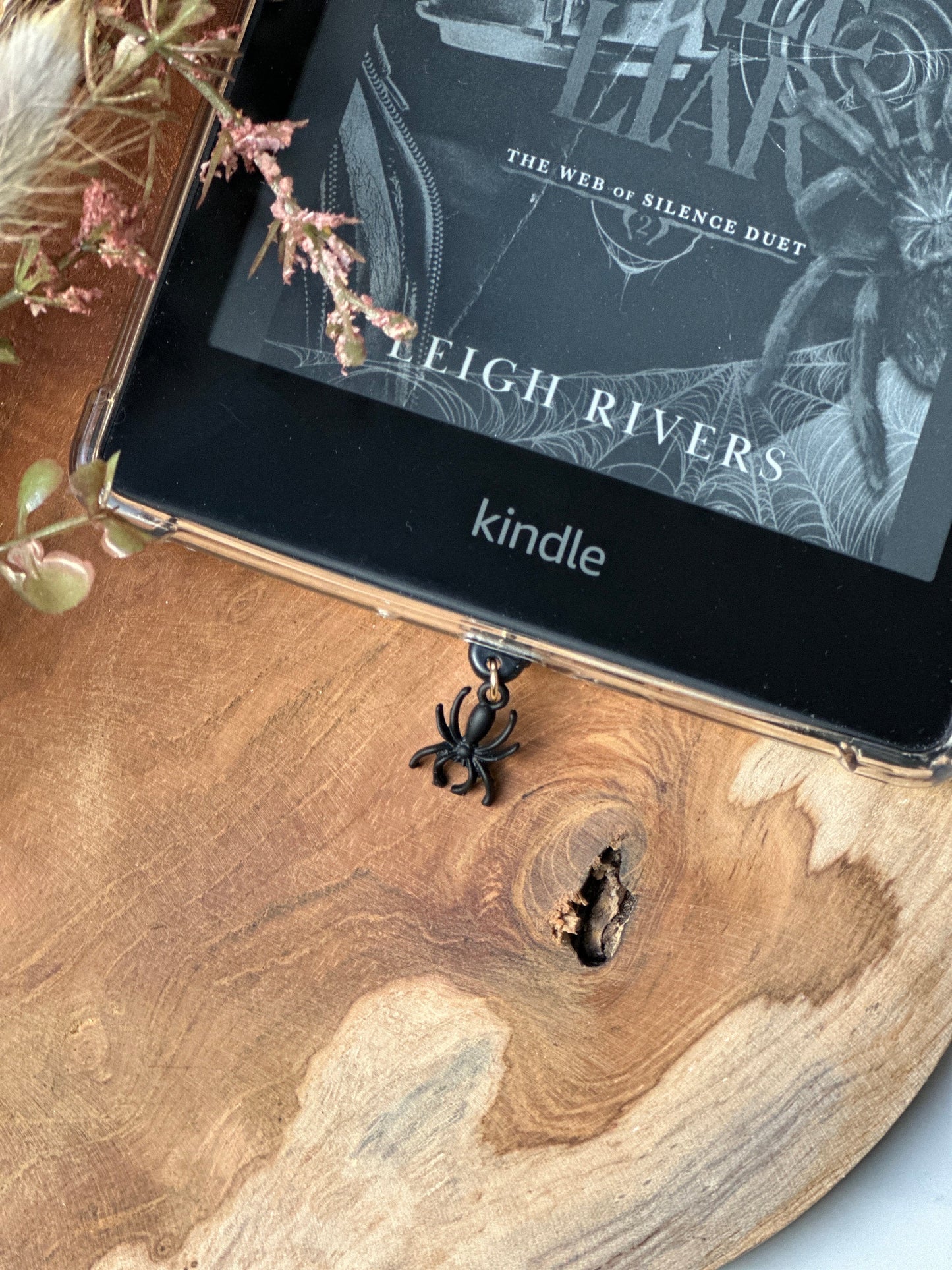 Kindle-bedel spooky season | Bookish | kindlecharm | Boekachtig cadeau | Kindle-accessoires | kindleaccessoires | USB-C-stekker | gift |