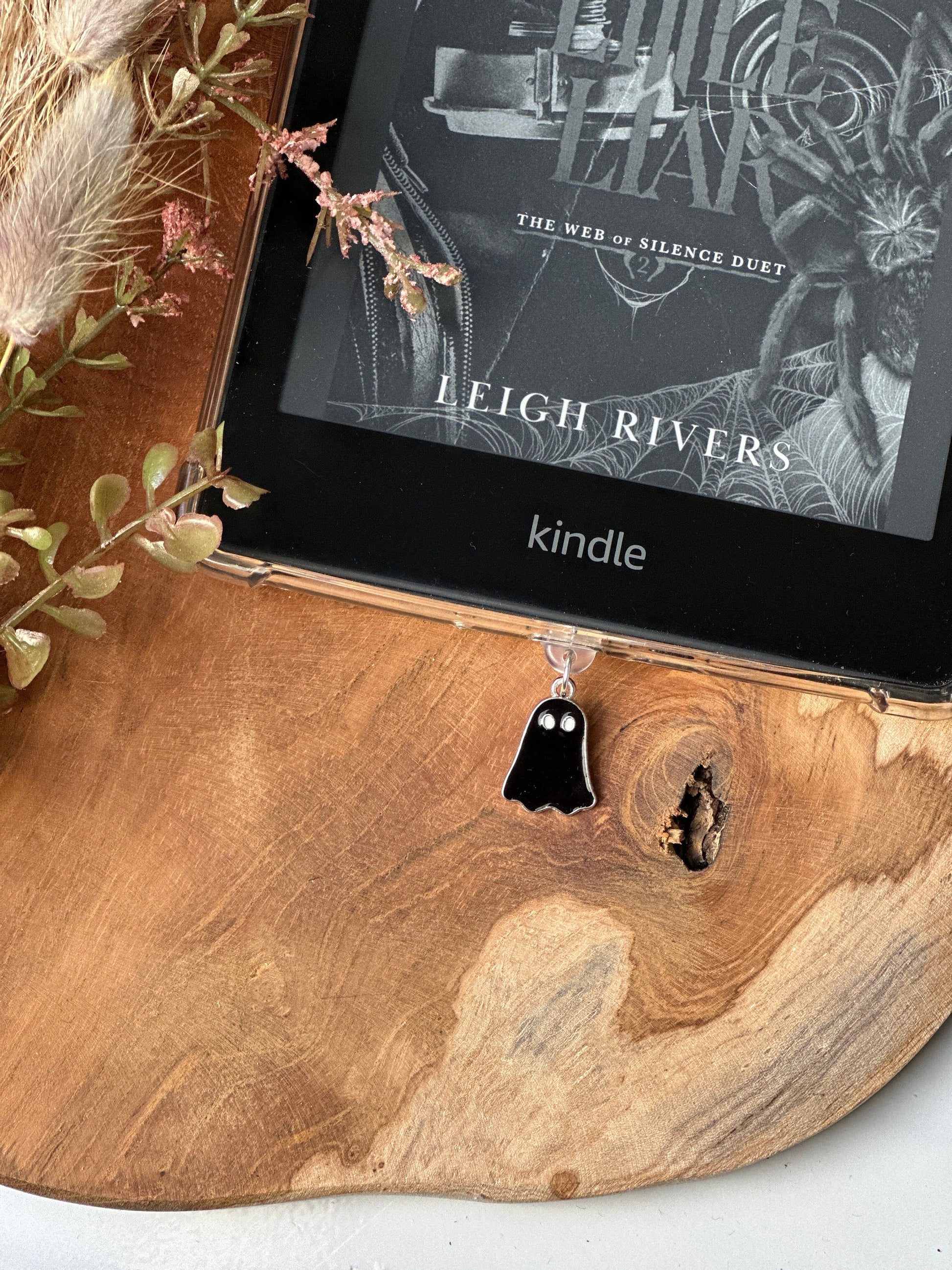 Kindle-bedel spooky season | Bookish | kindlecharm | Boekachtig cadeau | Kindle-accessoires | kindleaccessoires | USB-C-stekker | gift |