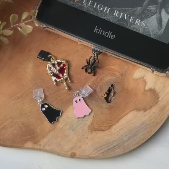 Kindle-bedel spooky season  | Bookish | kindlecharm | Boekachtig cadeau | Kindle-accessoires | kindleaccessoires | USB-C-stekker | gift |