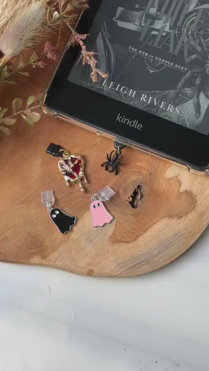 Kindle-bedel spooky season  | Bookish | kindlecharm | Boekachtig cadeau | Kindle-accessoires | kindleaccessoires | USB-C-stekker | gift |