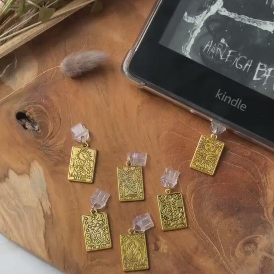 Kindle-bedel tarot cards | Bookish | kindlecharm | Boekachtig cadeau | Kindle-accessoires | kindleaccessoires | USB-C-stekker | gift